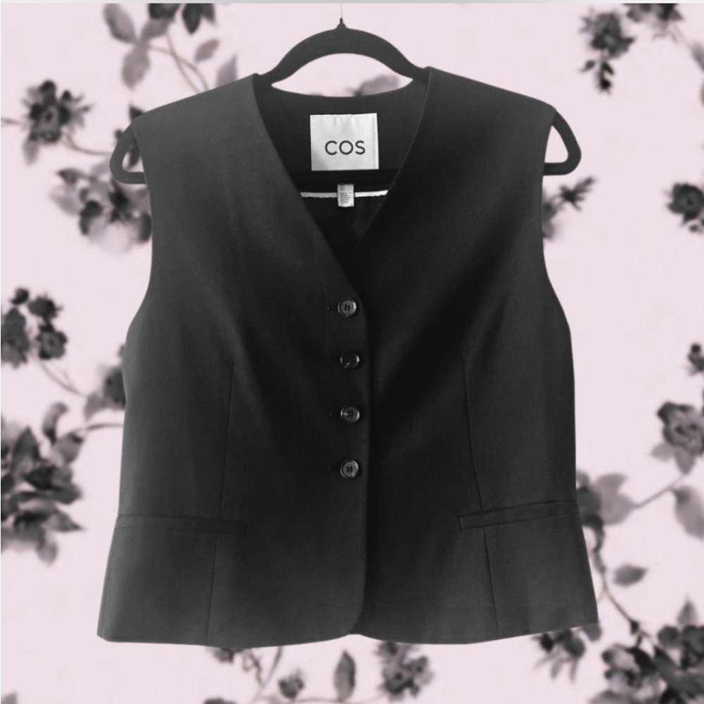 COS Black and White Label Detail